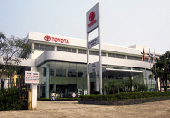 Khách hàng nhận xe tại Toyota Giải Phóng Hà Nội